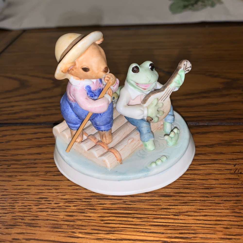 Frog and squirrel figurine